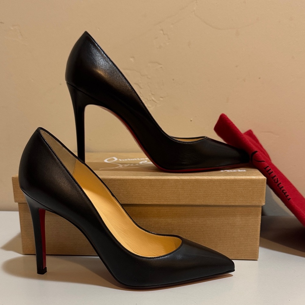 NEW✨Christian Louboutin
Pigalle 100MM Nappa Shiny Leather Pump size 37.5